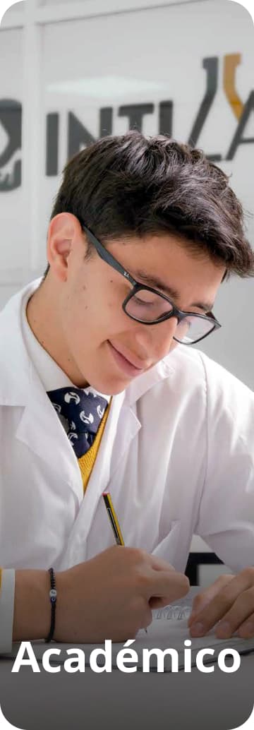Estudiante con bata de laboratorio