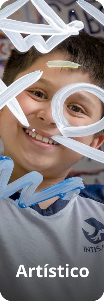Niño pintando con pinceladas blancas