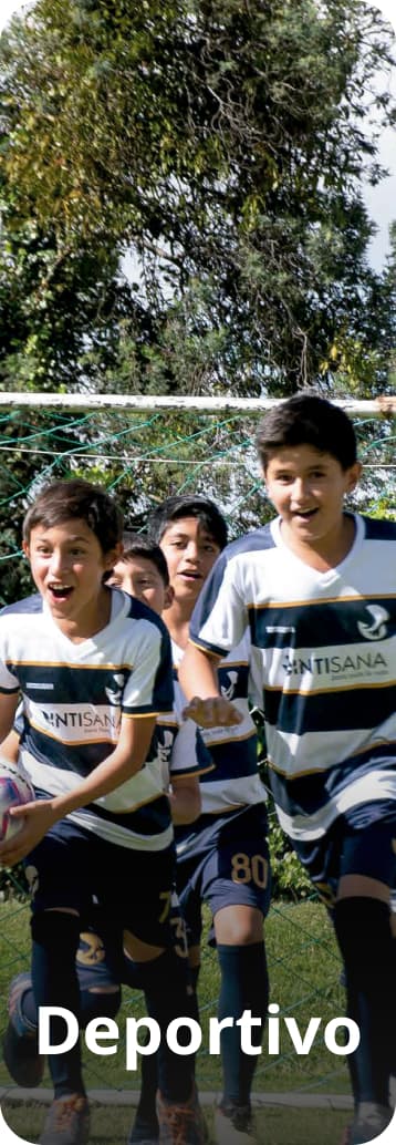 Estudiantes corriendo en campo deportivo