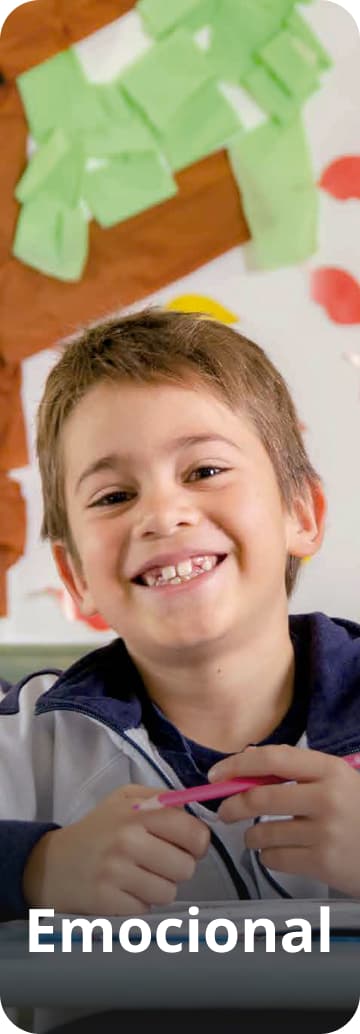 Niño sonriendo con lápiz rosa