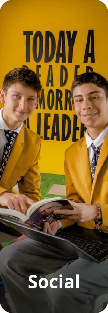Estudiantes con blazers amarillos